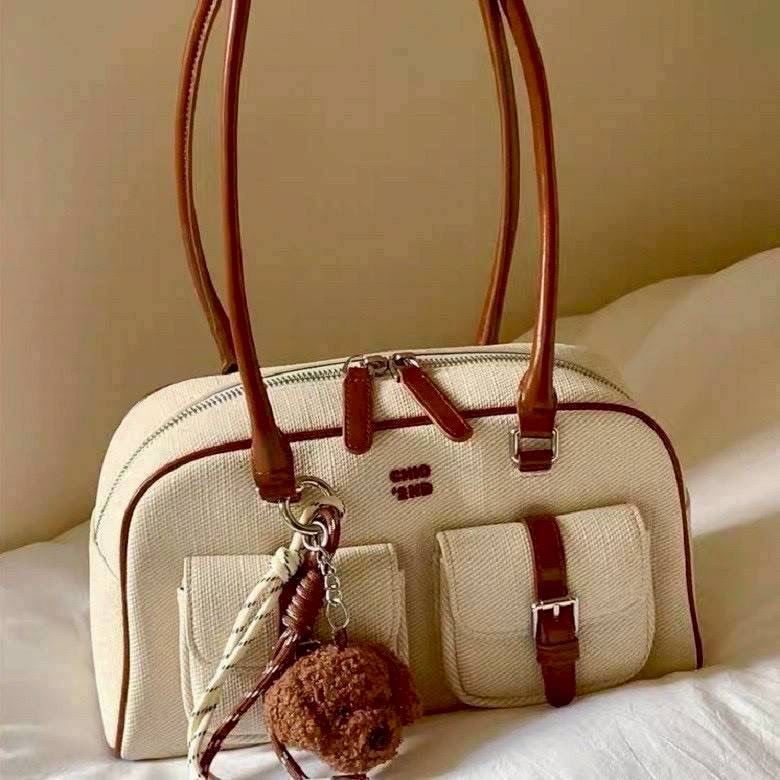 กระเป๋าสะพาย คล้องไหล่ คล้องแขน ทรง Chio2nd ดีไซน์สวยหรู โทนสีสวย กระเป๋าผ้าแคนวาสอย่างดี สายและก้นเป็นหนังสีน้ำตาล คู่สีนี้ใส่เข้าง่ายกับทุกลุค มาพร้อมพวงกุญแจ สุดน่ารัก น่าเลิฟ💓