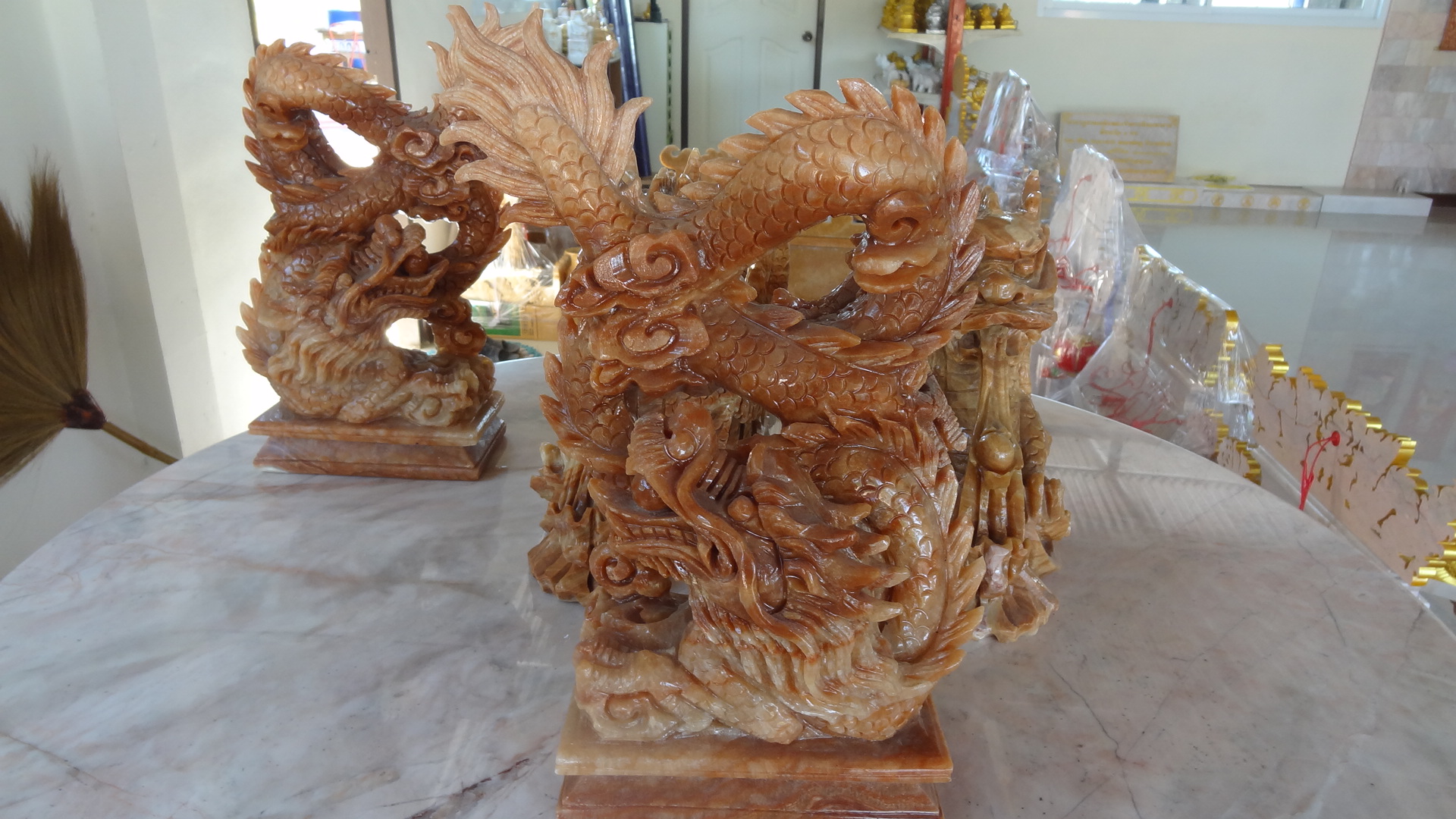 มังกรคาบแก้ว คู่ หินอ่อน ขนาด กว้าง 30 สูง 15 เซนติเมตร