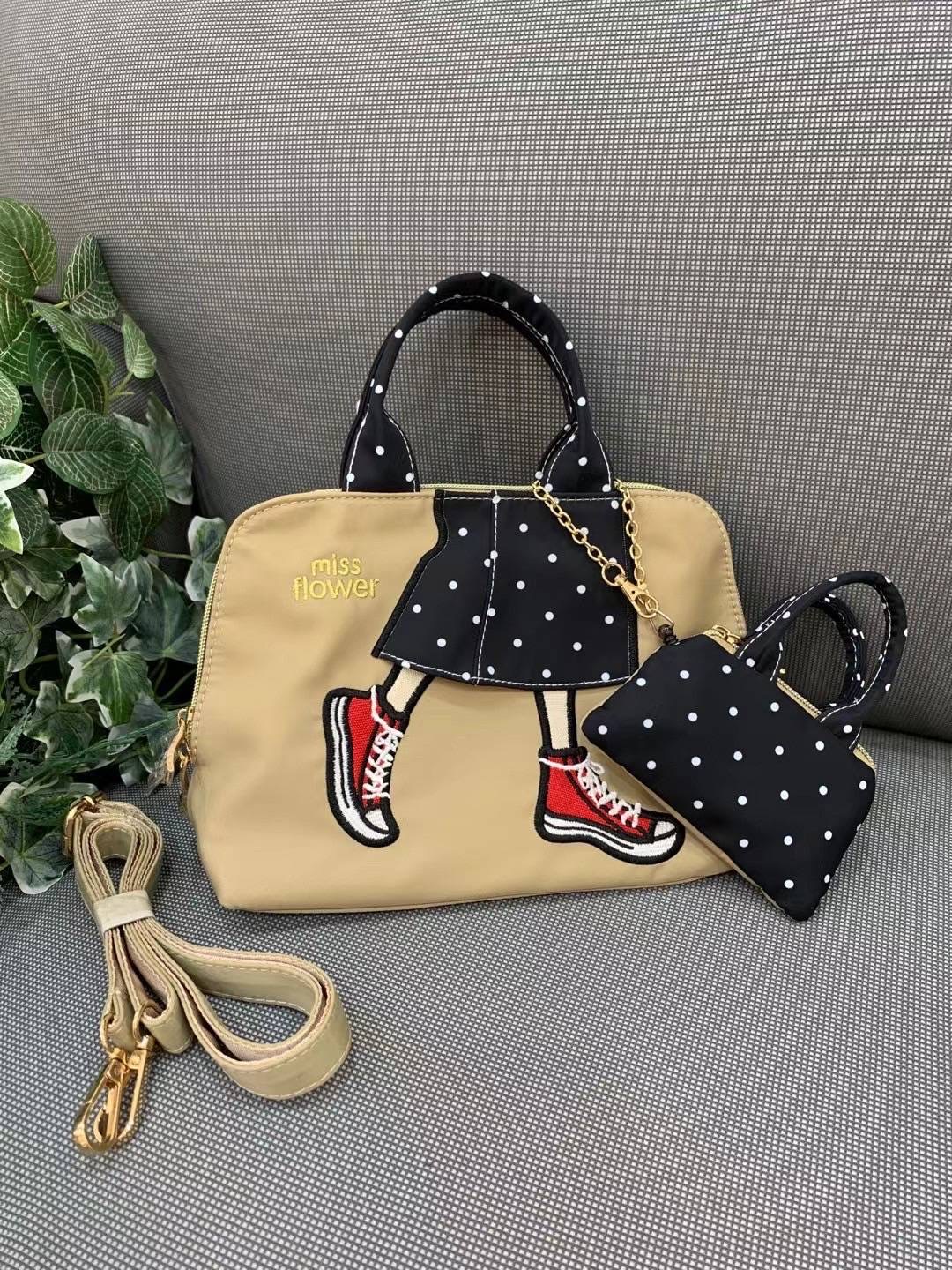 กระเป๋าสะพายข้างปากโค้ง วัสดุตัวกระเป๋าทำจากผ้ากันน้ำอย่างดี อะหลั่ยสีทอง มาพร้อมกระเป๋าลูกนะคะ น่าใช้มากๆค่ะ มาพร้อมสายยาวเป็นผ้ากันน้ำสีตามรูปนะคะ