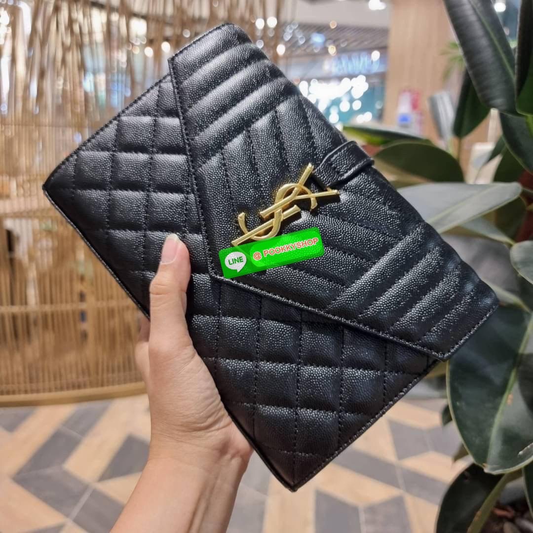 New in!! Yves Saint laurent envelope quilted with chain กระเป๋าสะพายพรีเมี่ยมกิ๊ฟ จากเคาน์เตอร์ vip dutyfree ทรง woc สุดฮอต ในดีไซน์ใหม่ ดีเทลเย็บสวยคม โดดเด่นกว่าใครแน่นอน วัสดุหนัง pepble ทนทาน ใช้งานง่ายเพียงแค่เปิด-ปิดด้วยกระดุมแม่เหล็ก ภายในแบ่งสัดส่