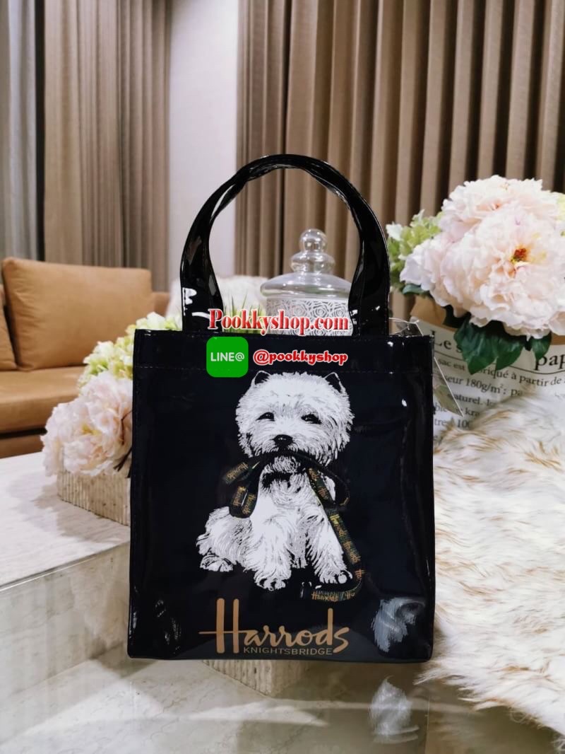 ลายนี้เข้าแล้วนะคะ! พร้อมส่งไอเท็มยอดนิยม! Harrods London Top-handle Shopping Bag กระเป๋า Shopping แบรนด์ดังจากอังกฤษรุ่นยอดนิยมวัสดุ PVC+Polyester 100% ของแท้เนื้อหนาอยู่ทรงกันน้ำ ขนาดกำลังดี น้ำหนักเบา เปิดปิดด้วยซิปสะดวกใช้หัวซิปปั้มโลโก้แบรนด์อะไหล่เง