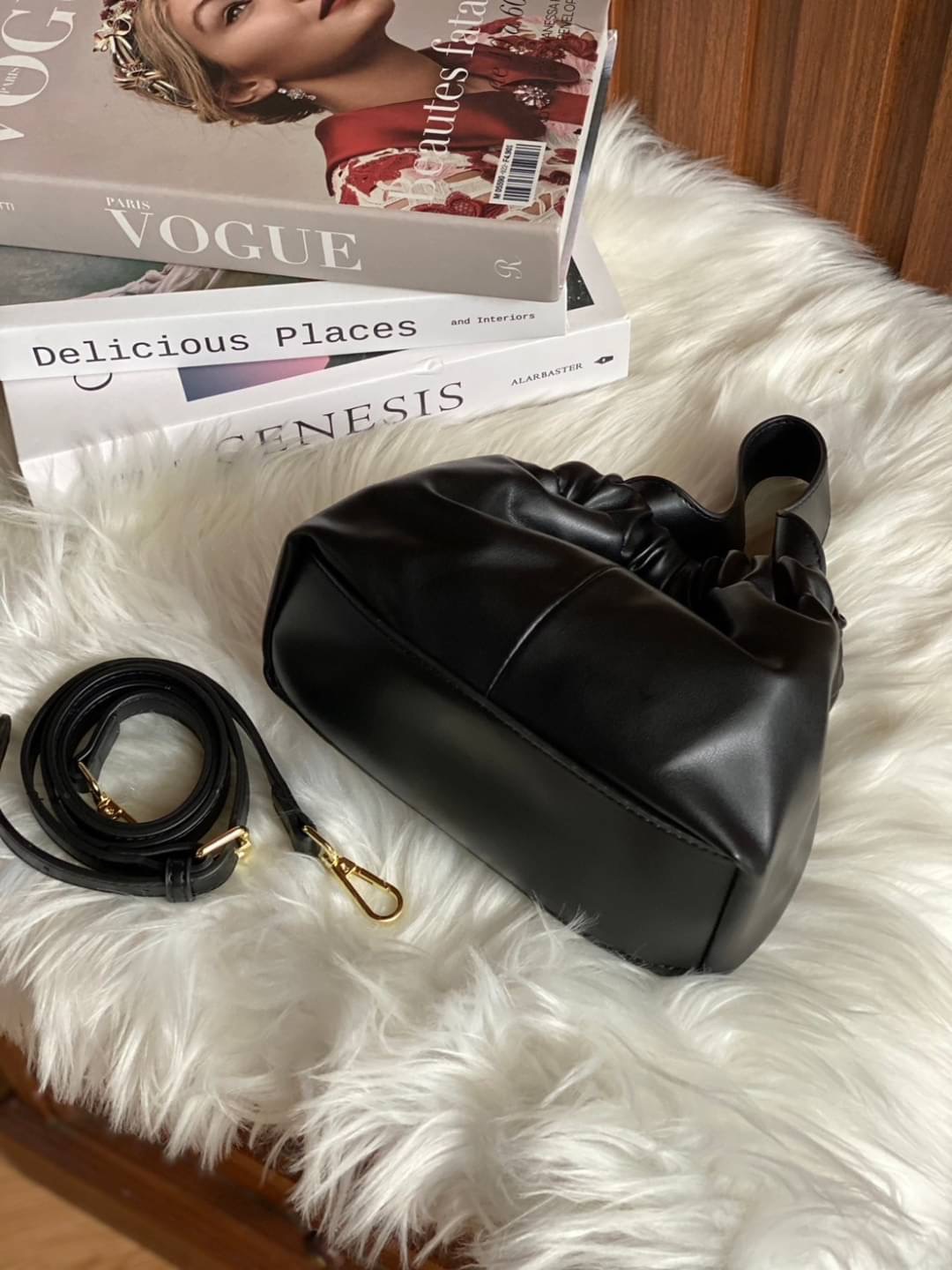 Soft Pu with Delicious color size 22x10x16 cm กระเป๋าน่ารัก สไตล์เกาหลี สีสันสดใส หนังพียูนุ่ม มาพร้อมสายสะพาย 1 เส้น แมชได้หลายลุค น้ำหนักเบา จุของได้เยอะค่า