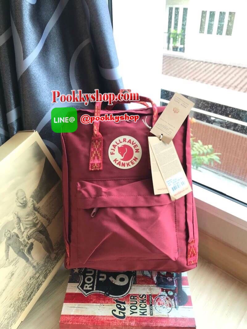 Classic มีกล่องแบรนด์ Kanken backpack รุ่น Classic แบรนด์ดังจากสวีเดนที่นิยมกันมากในหมู่วัยรุ่น กระเป๋าเป้ที่มีน้ำหนักเบา แต่มีความทนทาน และช่องว่างต่างๆมากขึ้น มีซิปหน้าสำหรับใส่ของกระจุกกระจิก และหูหิ้วทั้งด้านหน้าและด้านหลัง สำหรับการหิ้วถือได้สะดวก ใส