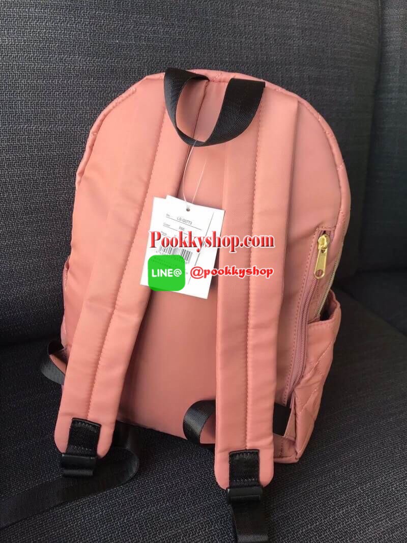 Anello & Legato Largo Nylon Tone Quilting Rucksack รุ่นใหม่ล่าสุดจากเครือ Anello วัสดุไนล่อนเนื้อดี สัมผัสสบายมือ น้ำหนักเบา ด้านข้างมีช่องใส่ขวดน้ำ ด้านหน้า1ช่องซิป ช่องใหญ่เปิดปิดด้วยซิปคู่ ภายในมีช่องแยกเป็นสัดส่วน มีช่องซิปด้านหลังเพื่อหยิบจับของภายใน