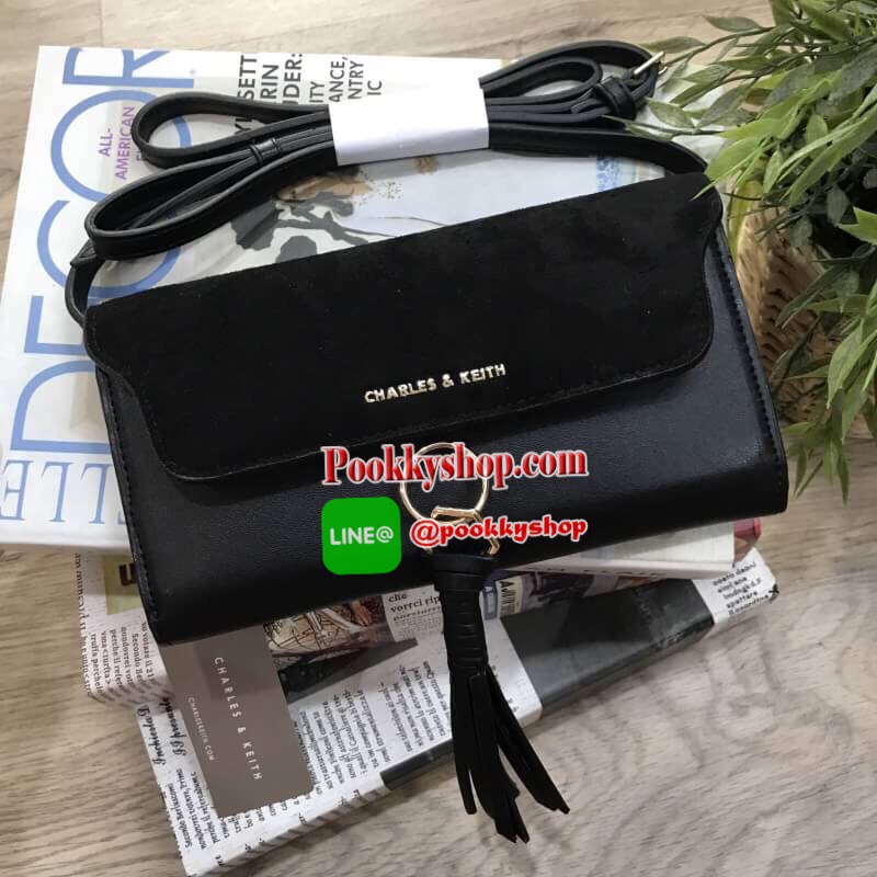 Don't Miss! CHARLES&KEITH WALLET กระเป๋าคลัชรุ่นใหม่ล่าสุดแบบชนช็อปเปิดปิดด้วยฝาปิดกำมะหยี่กระดุมแม่เหล็กประดับพู่หนังดูมีดีเทล ด้านหน้ามีโลโก้แบรนด์ ภายในมีทั้งช่องซิปและช่องใส่บัตรหลายช่องสามารถใส่ธนบัตร มือถือ เหรียญและบัตรได้เยอะ ด้านหลังมีอีก1ช่