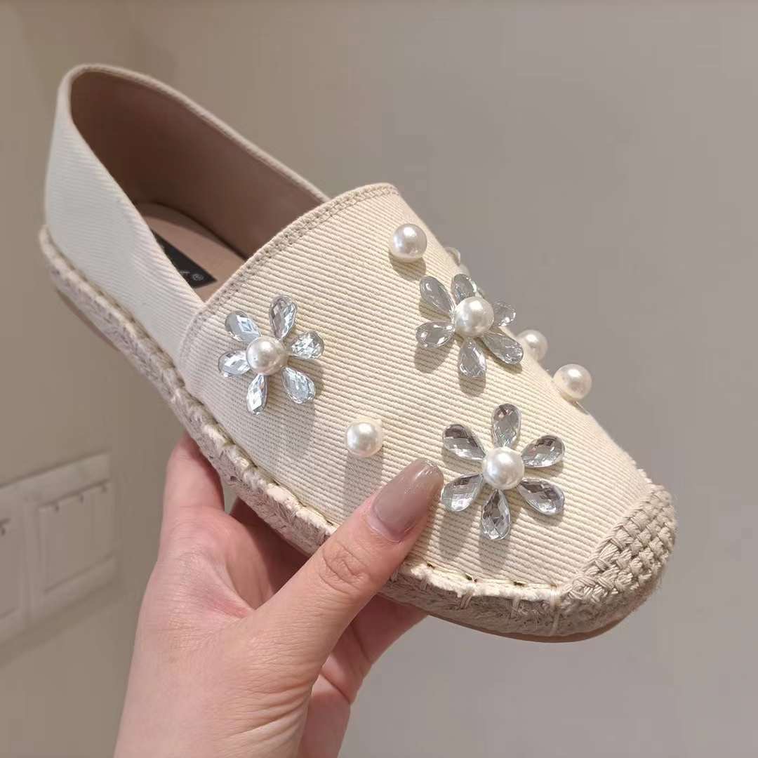 พร้อมส่งคะ Slip on shoe งาน slip on signature ของทางร้าน ผ้ายีนเกร๋ๆ สวยยืน1 🥇มาแล้วจ้าทรงสวยอย่างดี👍 งานเกร๋เรียบหรูดูแพง 👑ตัวนี้ห้ามพลาด🥳ใส่สบายจะแมตช์กับกางเกง👖หรือกระโปรง👗ก็ได้ค่ะ แม่ค้าคอนเฟริม ห้ามพลาด