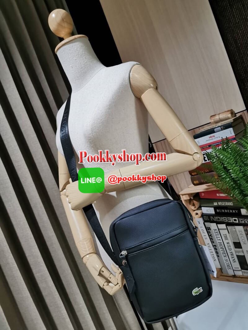 ห้ามพลาด‼️ NEW ARRIVAL! SAFFIANO SHOULDER BAG รุ่นใหม่ล่าสุดจาก Factory ดีไซน์ Unisex ใช้ได้ทั้งชายและหญิง วัสดุหนัง Saffiano เนื้อหนาอยู่ทรงสวยดูดี ด้านหน้ามีโลโก้แบรนด์ มี1ช่องใส่ของช่องหลักเปิดปิดด้วยซิปสะดวกใช้ ภายในมีช่องใส่ของและช่อง