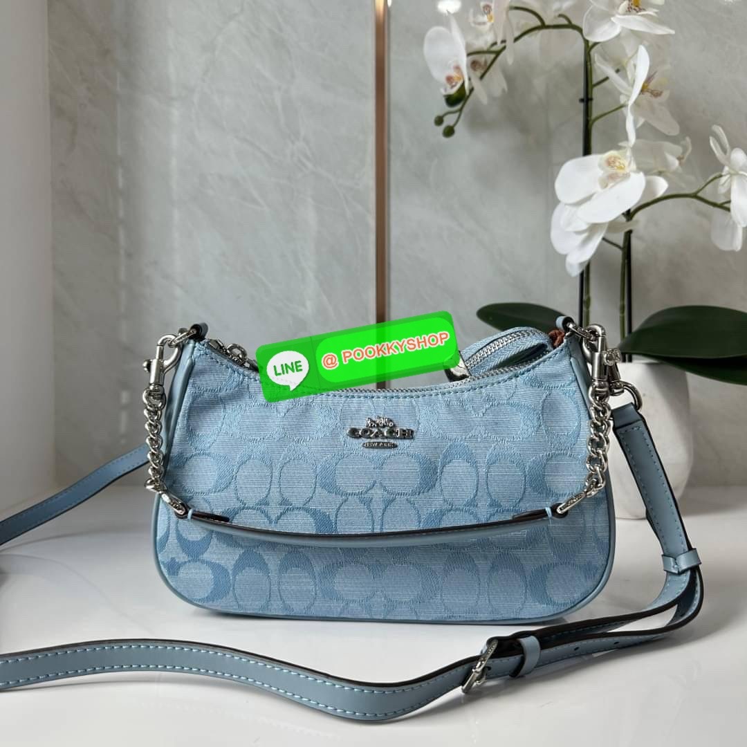 COACH TERI SHOULDER BAG IN SIGNATURE CHAMBRAY ( CH139) กระเป๋าทรงพอช ดีไซน์สุดหรูวัสดุผ้า jacquard ทอลายแบรนด์ ซับในผ้า มาพร้อมสายสะพาย 2 เส้นสามารถถอดได้ เปิด-ปิดด้วยซิป ด้านในช่องโล่งกว้างมีช่องใส่บัตรเครดิต 2 ช่อง ใส่โทรศัพท์มือถือได้ทุกรุ่น ใส่กระเป๋า