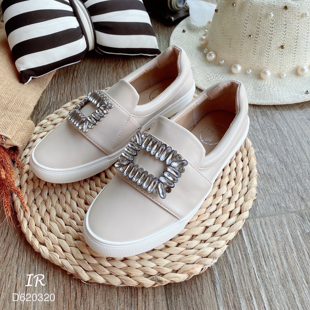 รีพีทแบบขายดี!!! พร้อมส่ง Roger Vivier ชนช็อป วัสดุหนังนิ่มแต่งอะไหล่เพชรสี่เหลี่ยมด้านหน้า ดาราเซเลบใส่กันเยอะมากๆคะรุ่นนี้ ใส่แล้วทำให้ลุคของคุณดูเด่นมากๆ ดังนั้นสาวๆไม่ควรพลาดรุ่นนี้เลยนะค้า