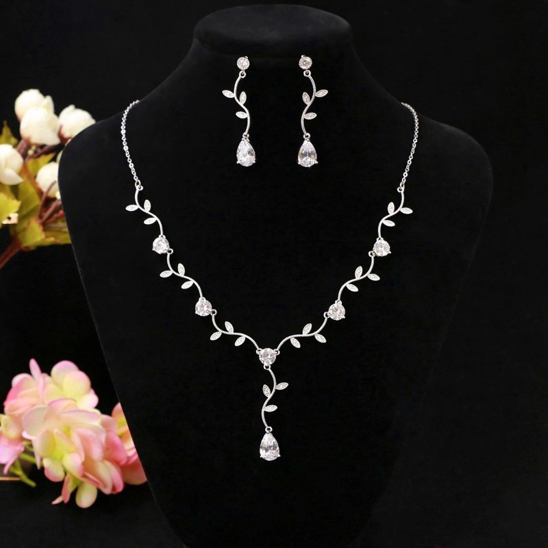 Hi-end Quality !!!! เซตต่างหู+สร้อย งานเพชร CZ แท้ งานเพชรคัดทุกเม็ดค่ะ ของจริงสวยมั๊กๆเลยค่ะ ดีไซใบไม้เลื้อยน่ารักที่สุด เพชรเล่นไฟดีมากๆๆๆ เพชรใสวิ้ง ดีไซส์น่ารักมากๆคะ งานสวย เริ่ดดด เพชรสวยวิ้ง เด้งไฟ งานเกรดจิวเวอรี่อย่างดีมีคุณภาพจ้า