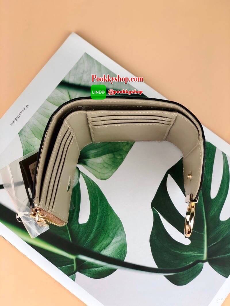 Lyn Paramour Short Wallet กระเป๋าเงินใบสั้นแบบ 3 พับ จับกระชับมือ วัสดุหนังเรียบ ด้านหน้ามีจุดเด่นตรงที่เปิดปิดมีโลหะวงกลม เปิดปิดแบบกระดุม มีช่องซิปใส่เหรียญ ช่องการ์ด 6 ช่อง และยังมีช่องใส่ธนบัตรได้ตามยาว แบบค์100/1000 ใส่ได้ทุกแบงค์ค่า เหมาะกับการใช้กั