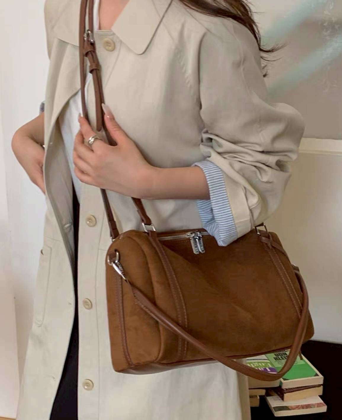 กระเป๋าทรง hobo suede bag ดีไซน์เรียบแต่ดูแพงสุดๆ งานหนังกลับนุ่มมือ ผสมกับสายหนังเรียบเนียนคุณภาพดี ให้ฟีลหรูมีคลาสแบบมินิมอลยุโรป ใบนี้ใช้งานได้จริงทุกวัน ดูดีทั้งถือและสะพาย ทรงนิ่มแต่ไม่ย้วย มีโครงเล็กน้อยช่วยให้ตั้งสวย ช่องซิปหลักเปิดกว้าง หยิบของง่า