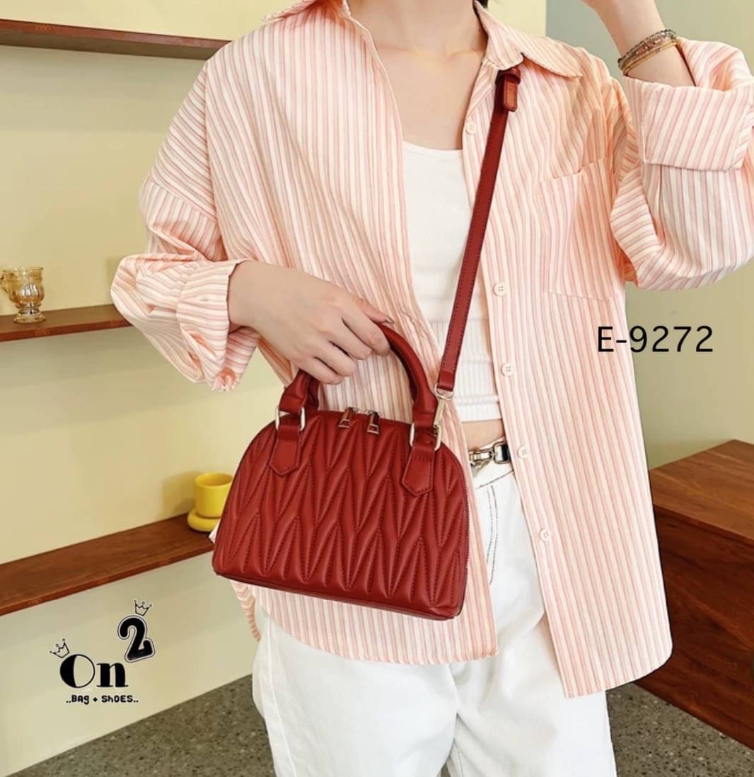 Hot item 🔥🔥 กระเป๋ามาใหม่สไตล์เกาหลี ทรงโดมงานซิปคู่ ตัวกระเป๋าปักลายแน่นๆ มาพร้อมสายสะพายยาวถอดออกถือได้ค่ะ พร้อมส่ง 4 สีค่ะ