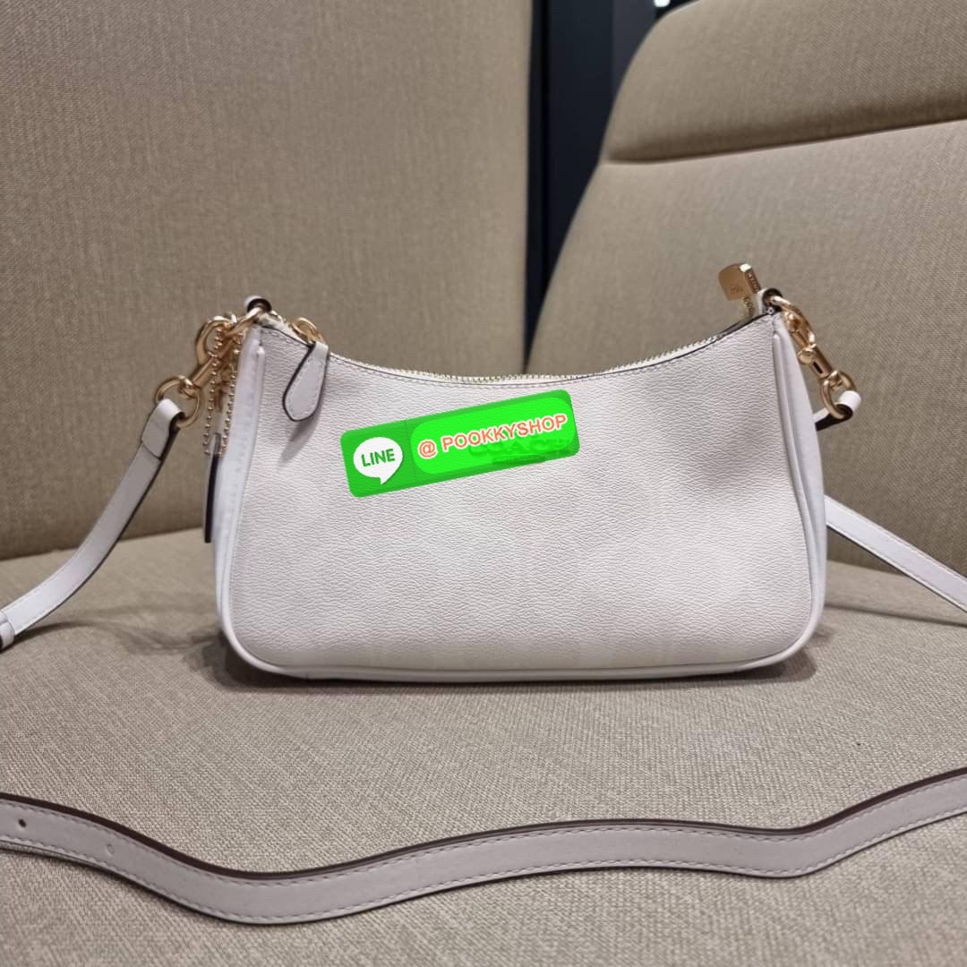 COACH CA548 TERI SHOULDER BAG IN SIGNATURE CANVAS คอลเลคชั่นใหม่ล่าสุด ที่สาวๆรอคอย กระเป๋าสะพายไหล่กึ่งทรงพอช พร้อมเสิร์ฟความสวยถึงบ้านไปเลยก่อนใคร แบบไม่ต้องพรีฯ ด้วยดีไซน์คลาสสิคที่แอบแฝงความเรียบหรู มาพร้อมสายสะพาย 2 เส้น เป็นสายโซ่คล้องแขนและสายสะพาย