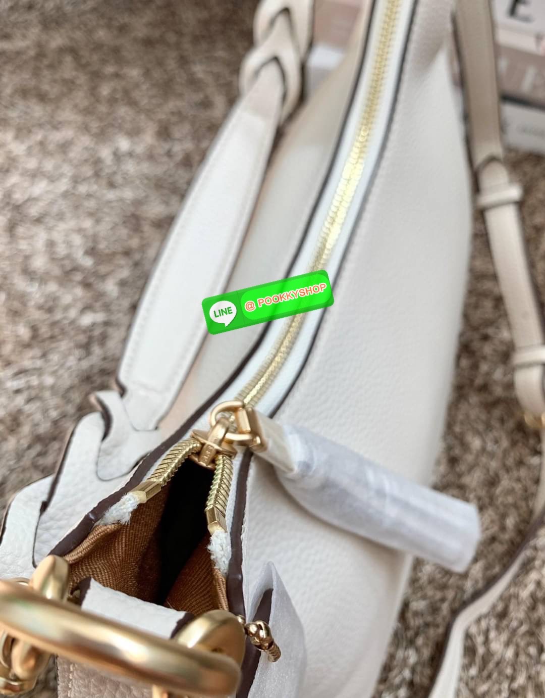 COACH JULES HOBO BAG ((C9189//9190)) 🌍พร้อมส่งที่ไทย! ต้องบอกก่อนว่าหนังรุ่นนี้อย่างดี นิ่มมากๆ สัมผัสแล้วรู้สึกละมุน กับกระเป๋าใบใหญ่ ทรงสวย เปิดปิดกระเป๋าแบบซิปมีหนังห้อยเพิ่มความเก๋ตรงหัวซิปค่ะ ภายในกระเป๋ากว้างมาก ใส่สัมภาระได้ครบครัน หายห่วงเ