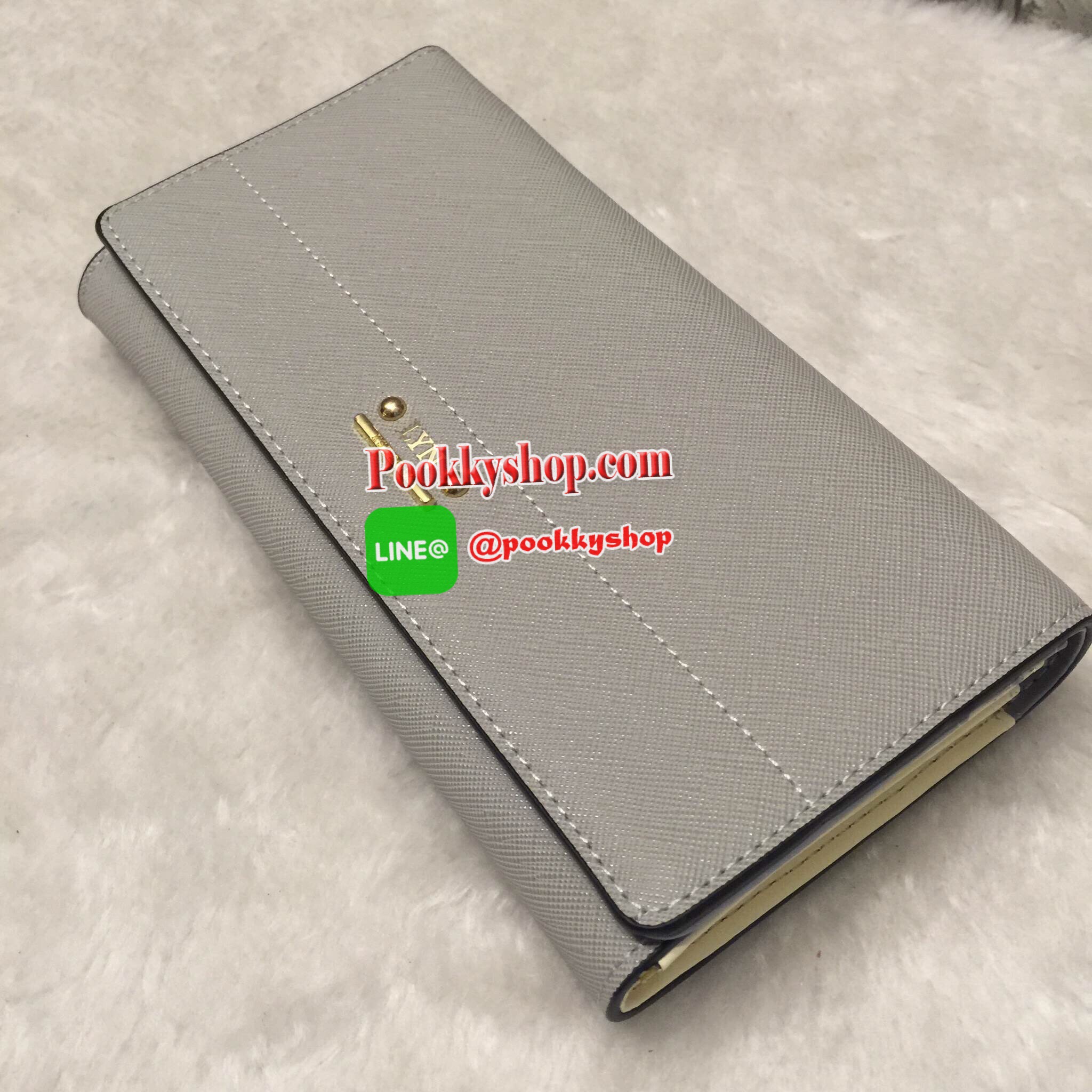 New Arrival!! LYN CLARLYNNA WALLET กระเป๋าเงินใบยาว ด้านหน้าแต่งโลโก้แบรนด์สีทองหรู เปิดปิดด้วยกระดุม ด้านในมีช่องใส่บัตร 10 ใบ พร้อมช่องซิปใส่เหรียญและช่องธนบัตร 2 ช่องใหญ่ เป็นกระเป๋าเงินที่สวยเรียบหรูมากๆค่า