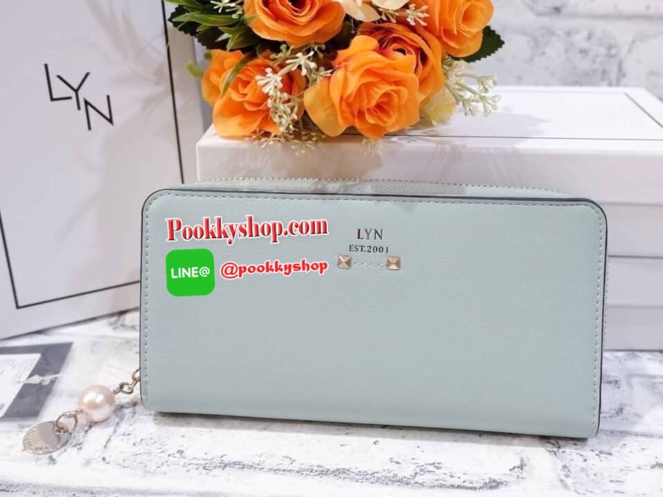 Lyn กระเป๋าสตางค์ใบยาว ด้านหน้าปั๊มโลโก้แบรนด์ แต่งโลหะทอง ด้านในมีช่องใส่บัตรเยอะมาก และมีช่องซิบ ตัวจับซิบแต่งไข่มุกเม็ดโตๆห้อยป้ายโลหะปั๊มโลโก้แบรนด์ด้วยสวยมากเกินหน้ามากค้าาา