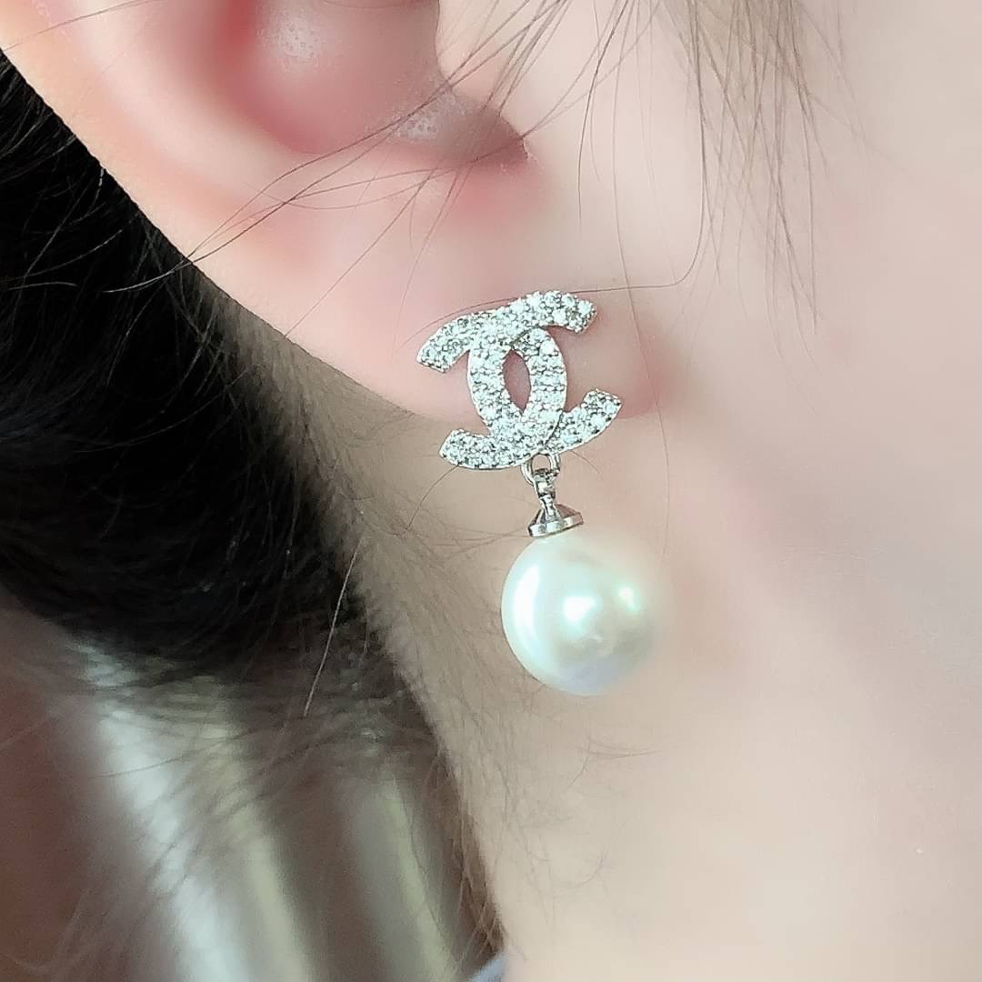 New Arrival !!! Chanel Necklace & Earring สร้อยคอและต่างหูชาแนล งานเพชร CZ แท้ฝังละเอียด รับรองงานสวยมากกกกก ดูหรู ดูผู้ดีสุดๆ งานดี คุณภาพดีมากๆมากๆคะรับประกันความพอใจเลยค่ะ ตัวเรือนสีเงินเงา ไฮโซมากค่ะ คอนเฟิม !!!!! งานชุบ 18KGP ไม่ลอกไม่ดำ Made in Kore