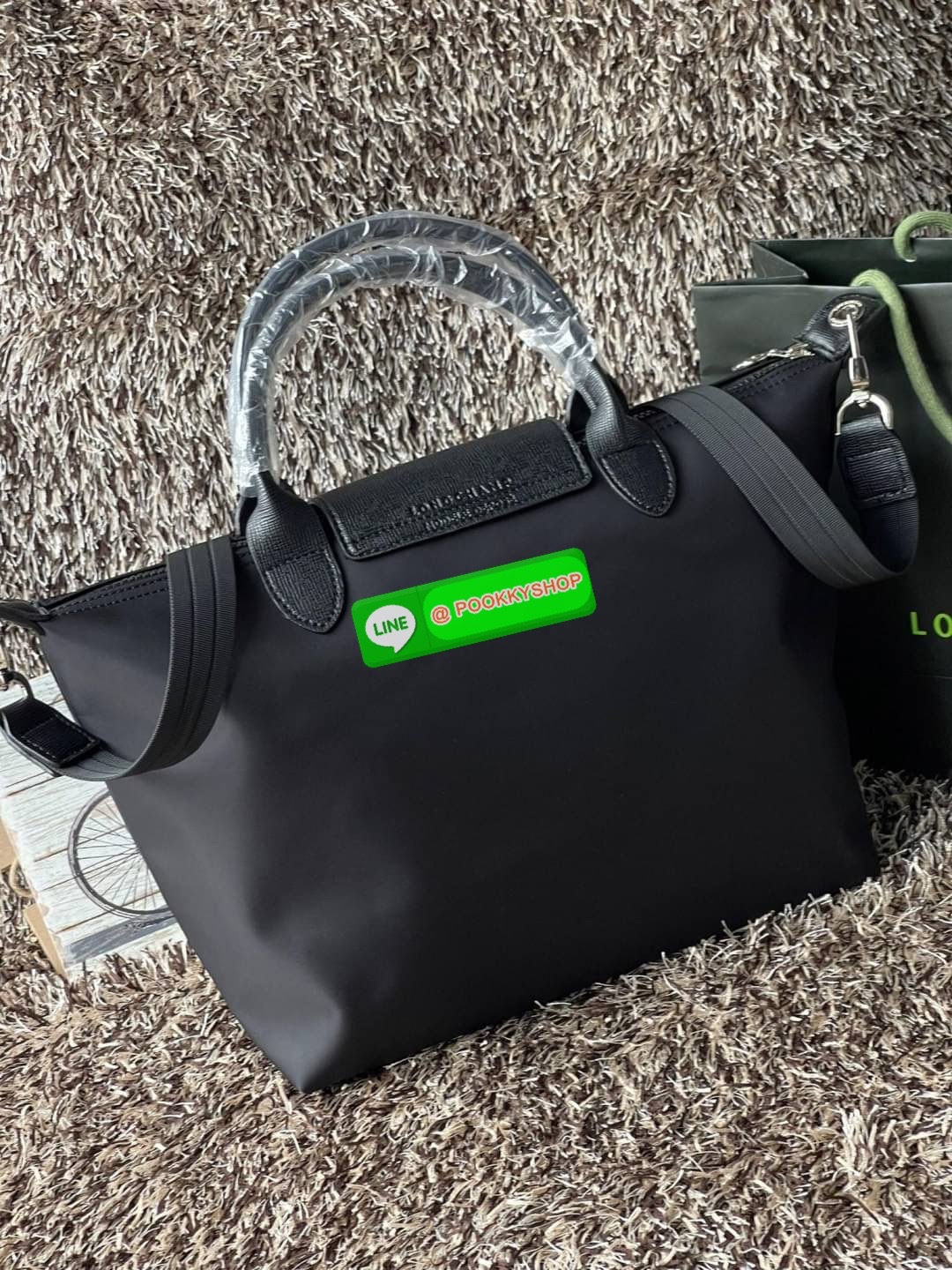 Longchamp Le Pliage Neo Size M มาพบกับกระเป๋ารุ่นยอดนิยม ที่สาวๆ ต้องมีไว้เก็บไว้สักใบ กระเป๋าโท้ทใบนี้ มาพร้อมกับสีที่มีสไตล์เรียบง่าย มีสายสะพายยาวช่วยให้คุณสามารถสะพายไหล่ได้อย่างสบาย ในขณะที่ที่ปิดแบบซิปช่วยให้คุณมั่นใจได้ว่าของด้านในมีความปลอดภัย Le