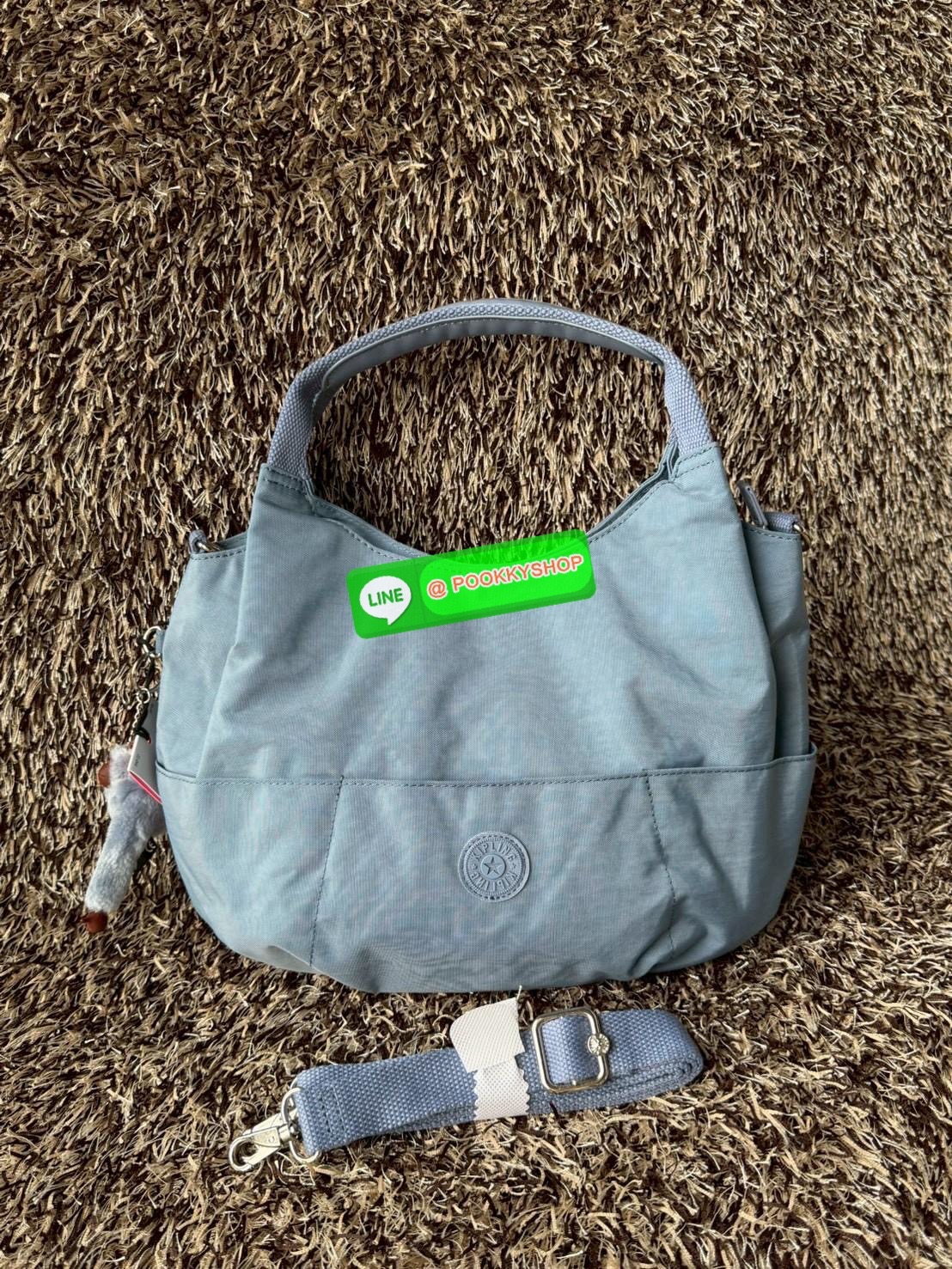 💕Kipling Aliana Shoulder Bag เป็นกระเป๋าสะพายไหล่ดีไซน์เรียบหรูที่ลงตัวทั้งสไตล์และการใช้งาน มาพร้อมช่องหลักปิดเปิดด้วยกระดุมแม่เหล็ก ช่องด้านในมีช่องแยกใช้การใช้งานหลายช่องอย่างชัดเจน รวมทั้งยังมีช่องที่ซ่อนอยู่ภายนอก มาพร้อมสายสะพายปรับฟรีไซส์ เ