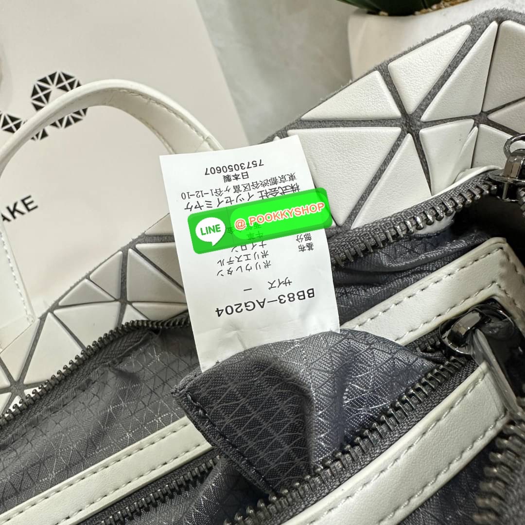 Bao Bao issey Miyake Tonneau Small Matte Bao Bao Issey Miyake รุ่น TONNEAU (ทอนโนะ) กระเป๋าทรง Boston Bag ที่โดดเด่นด้วยลายแพทเทิร์น 3 เหลี่ยมด้านเท่าเรียงต่อกัน ทำให้กระเป๋าใบนี้มีความโดดเด่นทั้งในเรื่องของดีไซน์ที่ทันสมัย และการใช้งานที่ครบทุกฟังก์ชั่น
