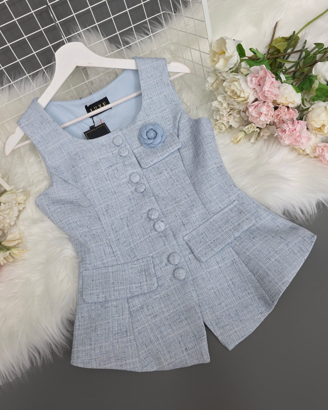 เสื้อแฟชั่น เสื้อกั๊กแขนกุด ติดกระดุมผ่าหน้า แต่งกระเป๋าและเข็มกลัดดอกไม้