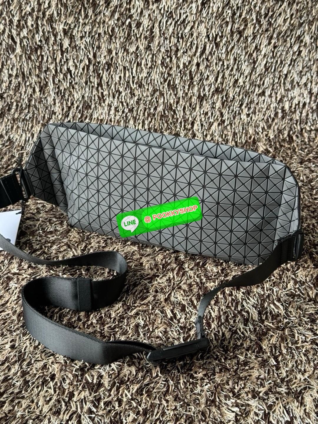 💕Baobao Issey Miyake Matte Baton Crossbody Bag เป็นกระเป๋าคาดอกที่มีดีไซน์เรียบง่ายและใช้งานได้อเนกประสงค์ มีน้ำหนักเบาแต่มีความทนทานสูงและสามารถกันน้ำได้ สายสะพายมีความแข็งแรงและปรับได้หลายระดับ จึงสามารถประยุกต์ใช้งานได้ทั้งคาดอก คาดเอวหรือสะพาย