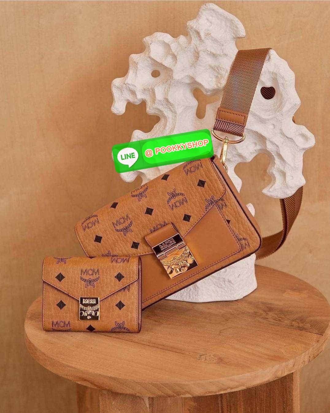 MCM SMALL MILLIE CROSSBODY IN VISETOAS กลับมาแน่นๆกับไอเท็มสุดฮิต!! ดาราเซเลปใช้กันเพียบ กระเป๋าสะพายข้าง ดีไซน์กึ่งสปอร์ต แต่แฝงความหรูในตัว ใช้งานง่ายด้วยขนาดที่พอเหมาะ และสายสะพายสปอร์ตที่สะพายคาดได้สะดวก จะสะพายข้าง สะพายแบบคาดอก ก็ดูดีไปหมด เปิด-ปิดด