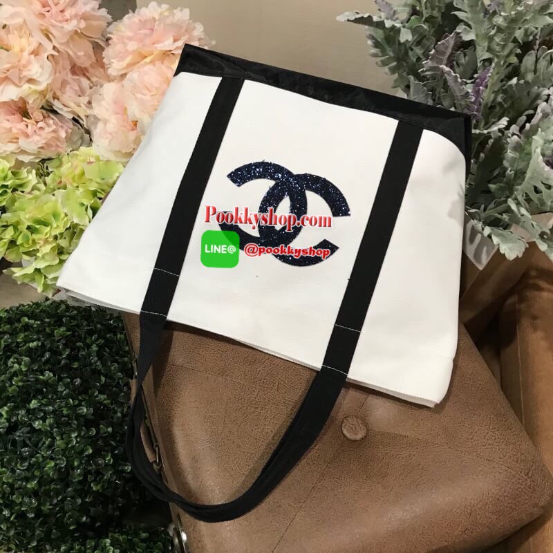 พร้อมส่งไอเท็มใหม่! Chanel Beaute Large Shopping Bag VIP Gift With Purchase (GWP) กระเป๋าสะพายพรีเมี่ยมกิ๊ฟ Limited Edition ของแท้จากเคาน์เตอร์ Chanel Beaute วัสดุ Canvas คุณภาพดีเนื้อหนาอยู่ทรงสวยใบใหญ่ด้านหน้าประดับกริสเตอร์โลโก้แบรนด์วิ้งๆ เปิดปิดด้วยก