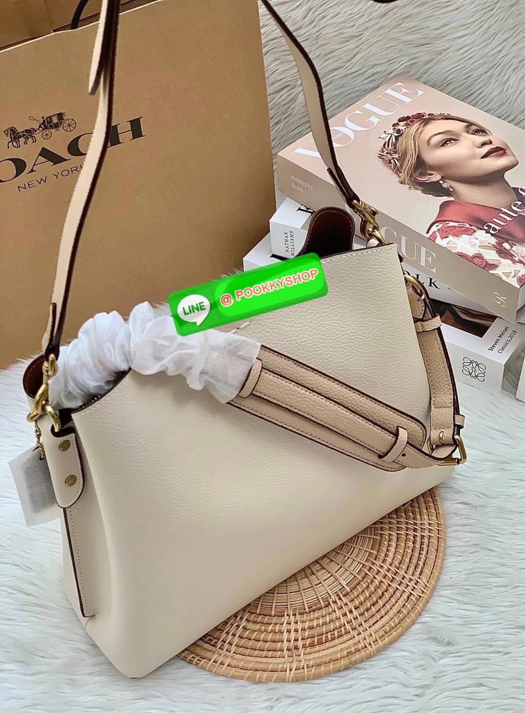 COACH WILLOW SHOULDER BAG ((C2745//C2590//C2621)) พร้อมส่ง ไม่ให้หลงรักยังไงไหว 🔺กระเป๋าหิ้ว//คล้องไหล่//สะพายข้าง สุดคุ้ม! หนังแท้ชั้นดีที่สุด ได้ไปหลงรักแน่นอนค่ะ หนังสวยมากๆ 🔺ตัวกระเป๋าแบ่งเป็นสองช่องหลัก ด้านนึงเป็นแบบหมุนล็อค//อีกด้าน
