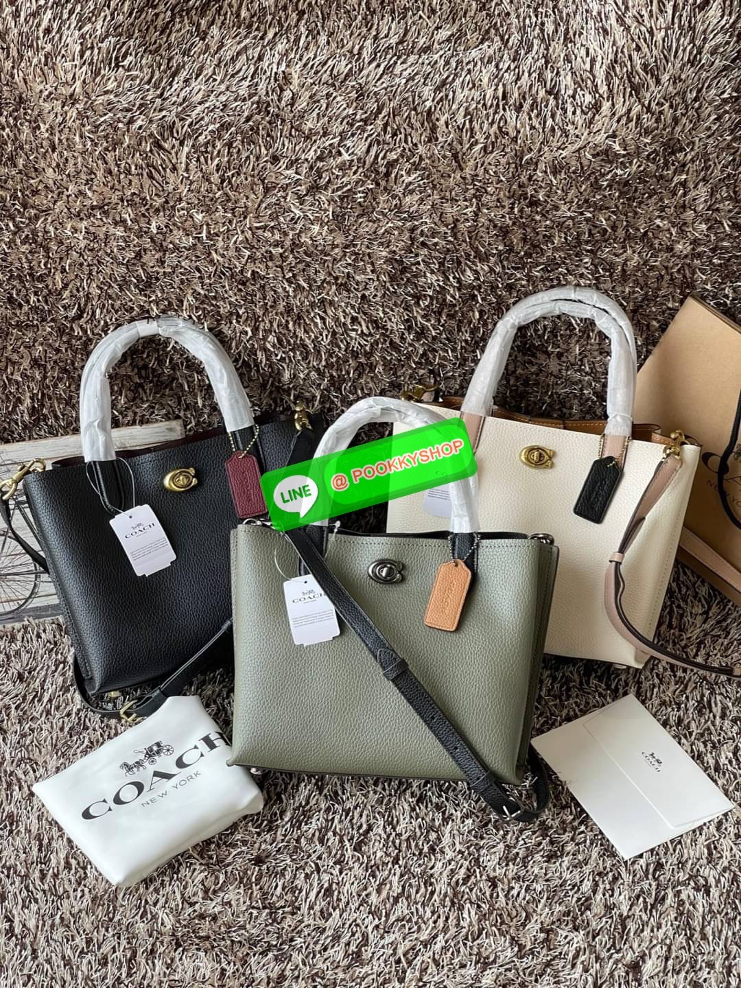 Coach Willow Tote 24 In Signature Canvas หากคุณชื่นชอบกระเป๋า Tote แล้วล่ะก็ เราเชื่อว่ากระเป๋าใบนี้จะต้องโดนใจคุณอย่างแน่นอน กระเป๋า Coach ด้วยรูปทรงสี่เหลี่ยม อยู่ทรงตั้งสวย การตัดเย็บทำจากหนัง Canvas ขนาดที่พอเหมาะ เมื่อถือแล้ว ไม่ทำให้ดูใหญ่เทอะทะจนเก