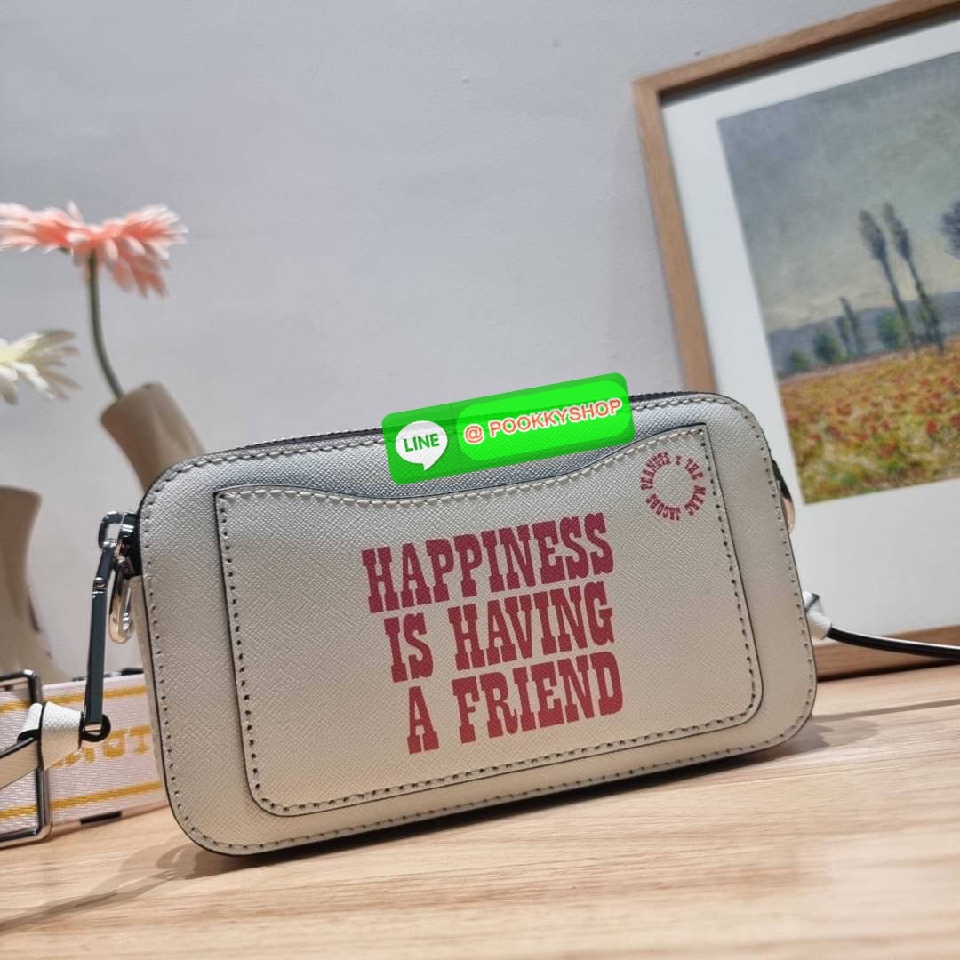 PEANUTS × MARC JACOBS THE SNAPSHOT CROSSBODY BAG คอลเลคชั่นแสนคิวท์ ที่ยกขบวนเหล่าซุปตาร์การ์ตูนมาให้แบบจัดเต็ม กับไอเท็มยอดฮิตที่โดดเด่นเป็นเอกลักษณ์ กระเป๋าสะพายข้างสุดปัง ดีไซน์ลายพรินท์แก๊งค์การ์ตูนสุดฮอต เรียกได้ว่าไม่ซ้ำใคร!! วัสดุหนังวัว สวยอยู่ทรง