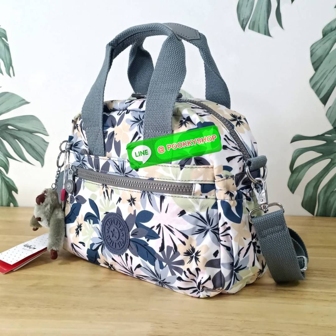Kipling K1006 Handbag กระเป๋าถือหรือสะพาย วัสดุ Polyester 100% รุ่นใหม่ มีให้เลือกทั้งแบบเรียบ และ ลายน่ารัก มีช่องแยกด้านหน้า 2 ช่อง ช่องหลักโล่งกว้าง พร้อมช่อง pocket แยก 2 ช่อง ใช้งานได้ครบครัน สามารถสตางค์ใบยาวได้ ขนาดกำลังดี จะใช้ทำงาน ไปเรียน หรือ ถ