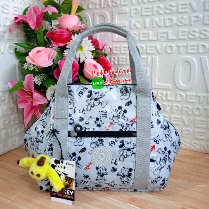 Disney's® 90 Years of Mickey Mouse Handbag 👍 รุ่น ART size M 👍กระเป๋าผ้าคิปลิงสะพายไหล่ได้ ครอสบอดี้ได้ มีสายยาวให้ 👍สามารถปรับสไตล์กระเป๋าได้2รูปแบบ เป็นtote หรือเก็บหูกระเป๋าก็ได้ 👍ช่องใหญ่ใส่ของได้จุ เปิดปิดด้วยซิป