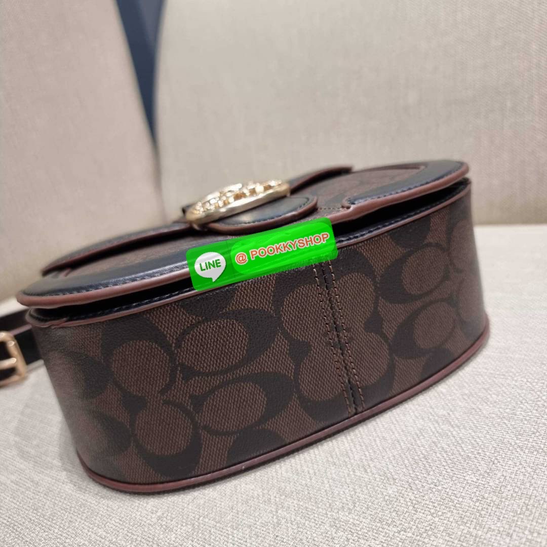 COACH C3593 GEORGIE SADDLE BAG IN COLORBLOCK SIGNATURE CANVAS WITH RIVETS ยกระดับความหรูให้กับตัวเองกันหน่อย ด้วยกระเป๋ารุ่นนี้!! ครอสบอดี้ที่ดีไซน์หรู อัพเลเวล ในราคาที่จับต้องได้ วัสดุหนังแคนวาสเคลือบสลับหนังเรียบ พิเศษไปอีกตกแต่งขอบด้วยหมุด เพิ่มดีเทลก
