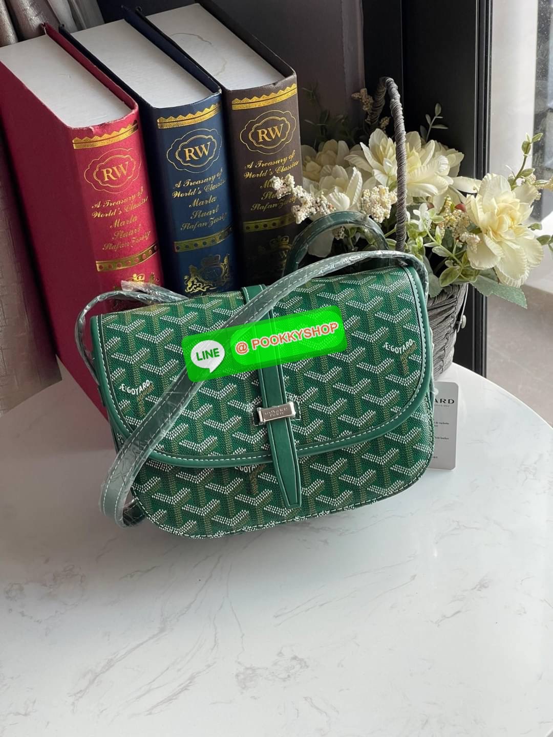 💕 Goyard belvedere pm แบรนด์ดังจากฝรั่งเศส เรัยบหรูแต่ดูสง่า สะดุดตาด้วยลายเฉพาะตัว วัสดุที่นำมาตัดเย็บกระเป๋าเป็นวัสดุผ้าใบ Canvas ที่มีชื่อเรียกว่า “Goyardine” ซึ่งเป็นผ้าใบที่เป็นการผสมผสานระหว่างผ้าฝ้าย (Cotton), ผ้าลินิน (Linen) และ ผ้าป่าน (