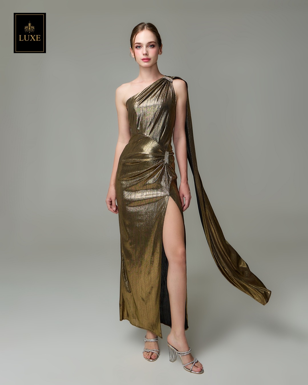 เดรสแฟชั่น แม็กซี่เดรสเสื้อไหล่เดียวทรงเข้ารูป มีผ้าเครปด้านหลัง กระโปรงทรงสอบผ่าหน้าขา