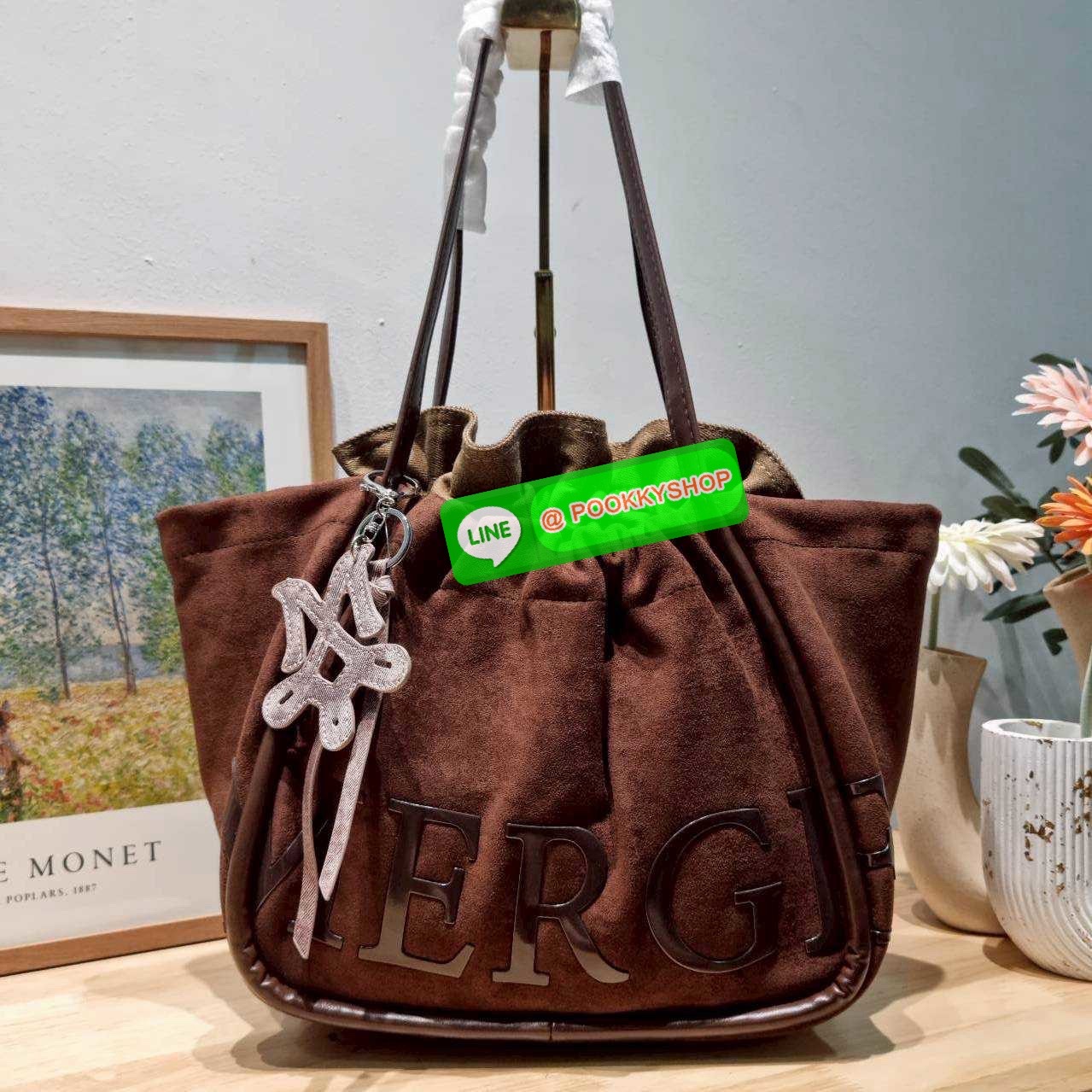 Merge a day bag (medium) 🔆 Details จะกี่รุ่นก็แรงไม่ไหว! กับกระเป๋าสะพายทรงสวย รุ่นผ้ากำมะหยี่ โทนสีน้ำตาลที่กำลังอินมากสำหรับปีนี้ รูปทรงยืดหยุ่น สามารถปรับปีกกระเป๋าเก็บทรงได้ สายสะพายคล้องไหล่ในตัว ภายในมีกระเป๋าผ้าซ้อนให้ ถอดออกได้ (มีอะไหล่เก