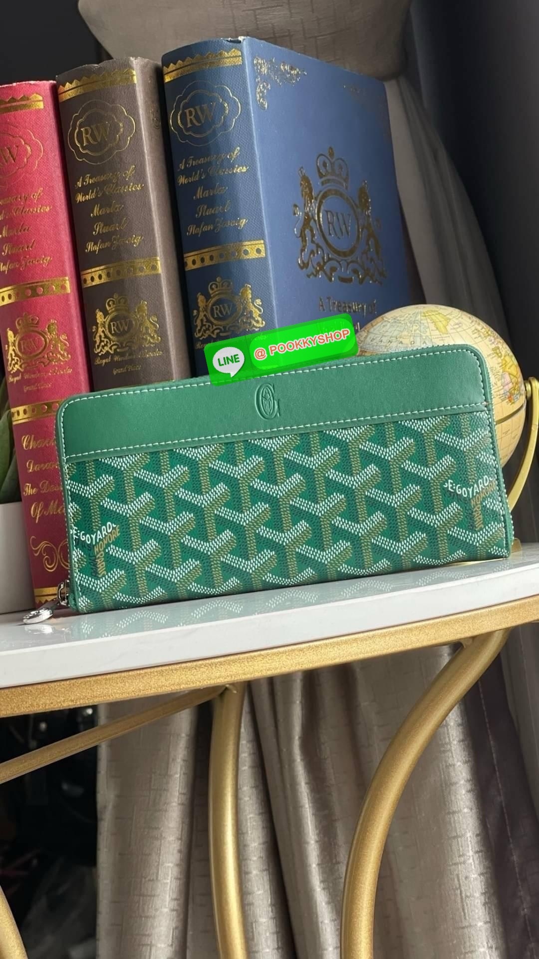Goyard Matignon GM Wallet แบรนด์สัญชาติฝรั่งเศสที่มีความคลาสสิคและลวดลายอันเป็นสัญลักษณ์ อีกหนึ่งรุ่นที่แนะนำ กระเป๋าสตางค์ แบบยาว Matignon GM ที่มีซิปปิดสนิทและปลอดภัย ช่องใส่การ์ด 12 ช่อง ช่องซิปตรงกลาง และช่องเก็บของขนาดใหญ่ 2 ช่อง ช่วยให้คุณเก็บการ์ด