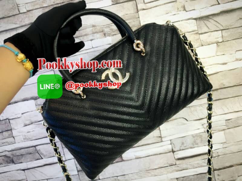 Chanel Bag กระเป๋าทรงหมอน วัสดุหนัง ลาย v สัมผัสนิ่มมือ ทนทาน น้ำหนักเบา เปิด-ปิดด้วยซิปอะไหล่ทอง มีสายยาว ภายในมีช่องใส่ของจุกจิก และซิปใหญ่ อีก1 ช่อง จุของได้เยอะ น้ำหนักเบา ซื้อใช้เองหรือฝากเป็นของขวัญก็สุดคุ้มค่ะ สวยมากงานดีสุดจากเคาท์เตอร์ต่างประเทศ