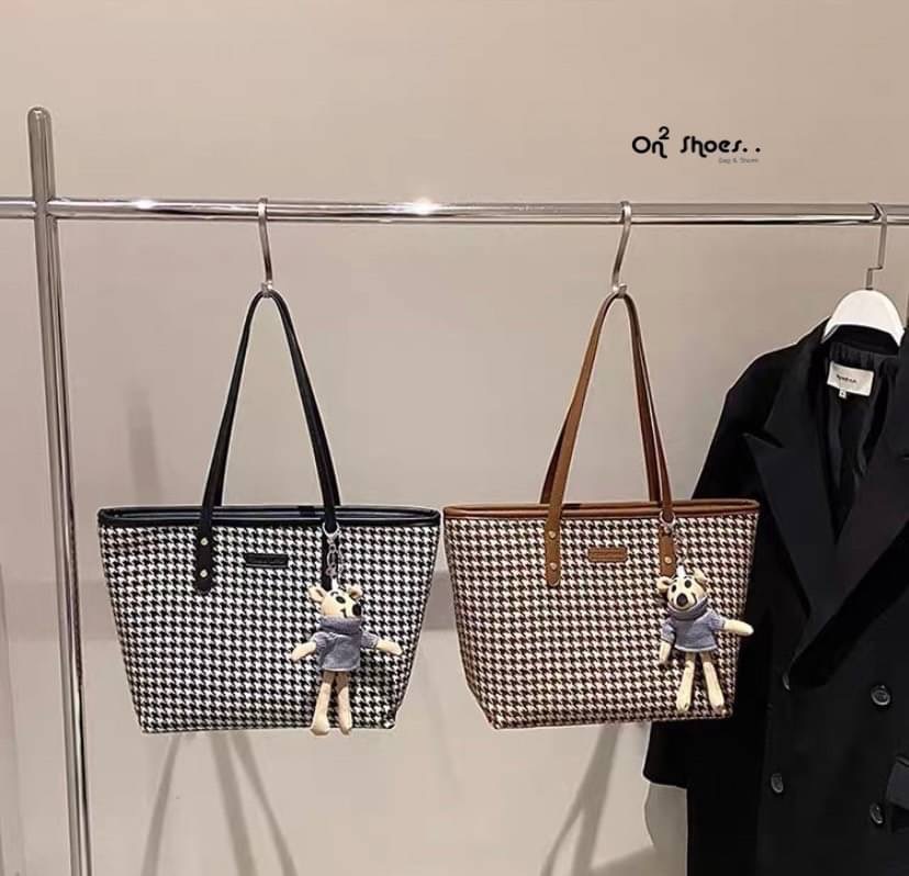 กระเป๋าสะพายแฟชั่นทรงชอปปิ้ง หนังลายชิโนริ ใบใหญ่จุของได้เยอะเลย มาพร้อมพวงกุญแจหนูพร้อมส่งน้า