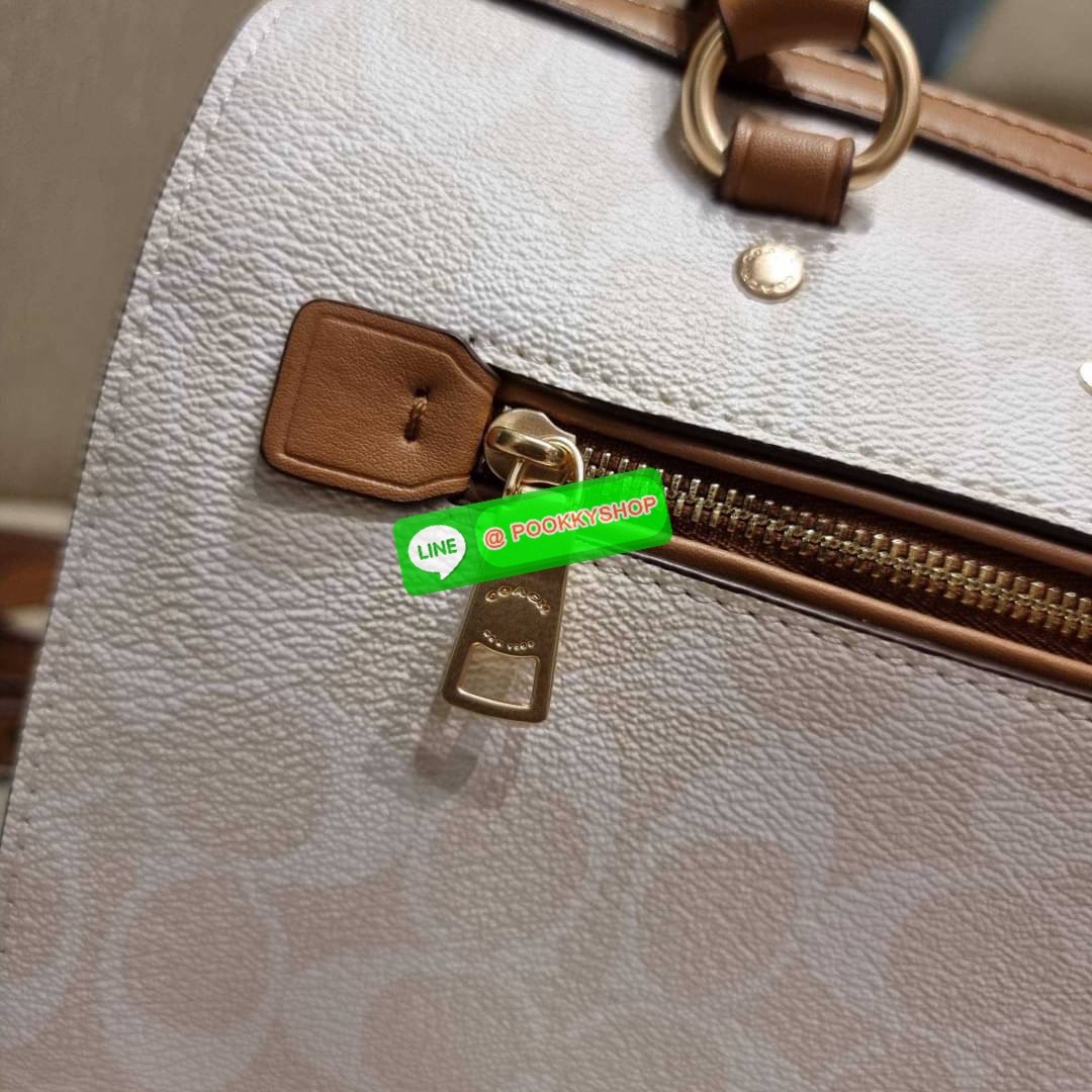 COACH CA149 ROWAN SATCHEL IN BLOCKED SIGNATURE CANVAS สีเข้าใหม่ตัวท็อปอีกหนึ่งรุ่น กับกระเป๋าทรงหมอน ดีไซน์คัลเลอร์บล็อค โทนสีตัดกันอย่างลงตัว ใช้งานง่าย ตอบโจทย์ทุกลุค ทุกสไตล์ มาพร้อมหูจับในตัว และสายครอสบอดี้ วัสดุหนังแคนวาสสลับหนังแท้ มีซิปด้านหน้า แ