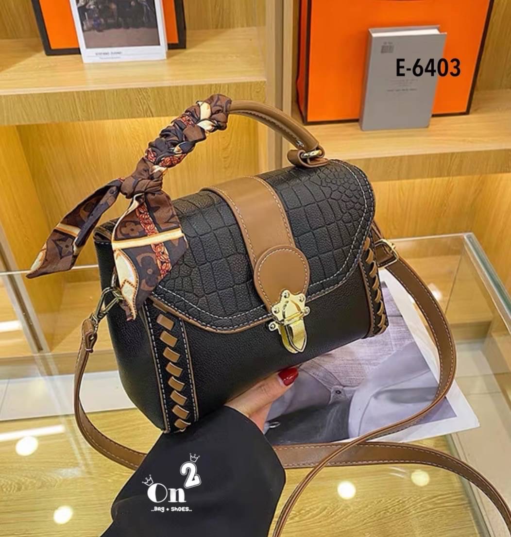 สุดปังงงไปเลยค่าา ทรงเหลี่ยม ฝาปิดลายหนังจระเข้ อะไหล่ทอง มาพร้อมสายสะพายยาว 1 เส้น สามารถถอดสาย ถือเก๋ๆได้ หรือใส่สายยาว crossbody ได้เลยค่ะ