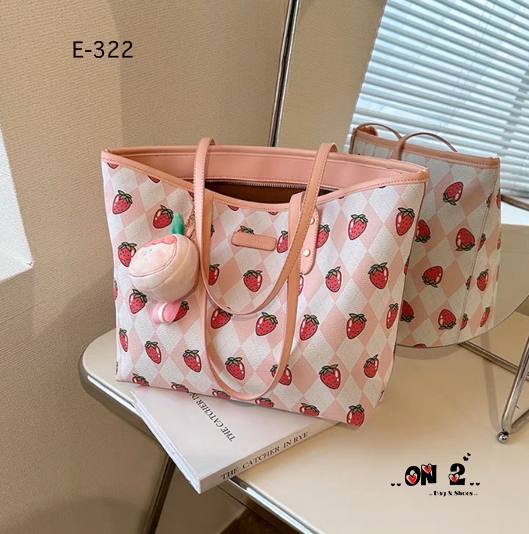 NEW-IN 🤎 Tote bag ทรงนี้จุได้เยอะมากๆค่า ใส่ I Pedได้นะคะ มาใหม่ ลายสตรอเบอรี่ สวยน่ารักมากค่ะ แนะนำสุดๆค้า จุได้เยอะ