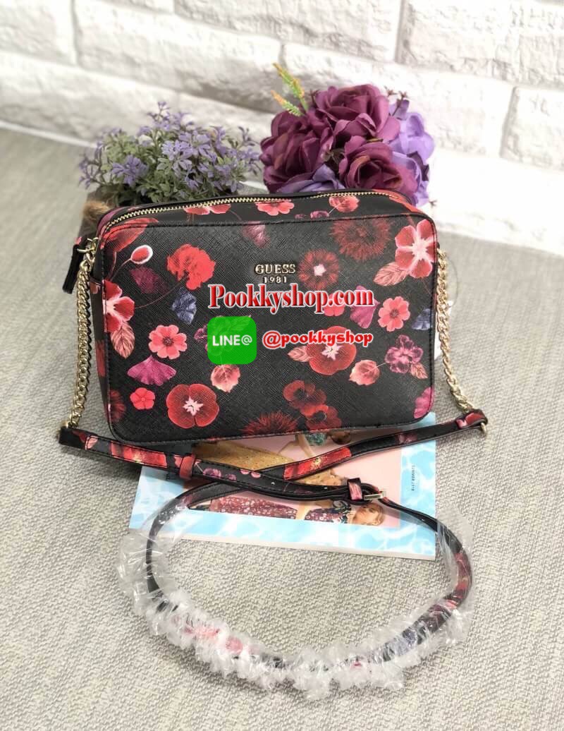 New arrival GUESS CROSSBODY BAG กระเป๋าสะพายแบบครอสบอดี้ร์ ขนาดกำลังดี สีสันสดใส แต่ละลายสวยน่าใช้มากๆค่ะ((ลายเป็นไปตามแพทเทินนะค่ะ)) ด้านหน้าติดอะไหล่แบรนด์ เปิดปิดกระเป๋าแบบซิป ภายในโล่งใส่ของจุค่ะ มีช่องซิป และช่องเล็ก 3ช่องค่ะ สายสะพายแบบโซ่ต่อหนังเลื