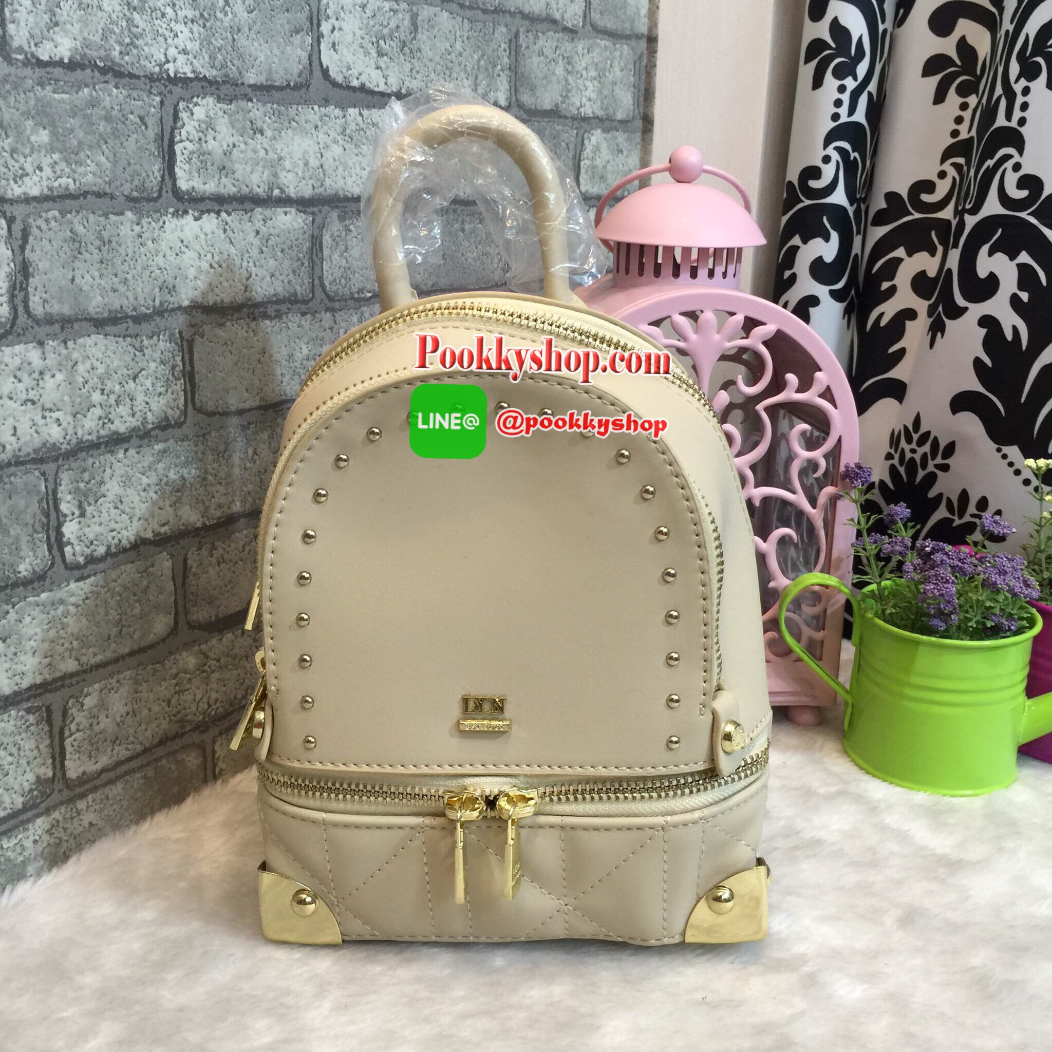 เป้ LYN EVITA BACKPACK กระเป๋าสะพายหลัง ยี่ห้อ LYN แท้ รุ่นใหม่ชนชอป 2017 กระเป๋าเป้ขนาดกะทัดรัด วัสดุหนังPU มุมกระเป๋าทั้ง4มุมและฐานด้านล่าง มีโลหะและหมุดสีทองทั้งสีด้าน ทำให้ตั้งอยู่ทรงได้ง่ายขึ้น หัวซิปปั้มโลโก้ทุกจุด มีช่องซิป2ช่องใหญ่ ยังมีด้านหน้าแต