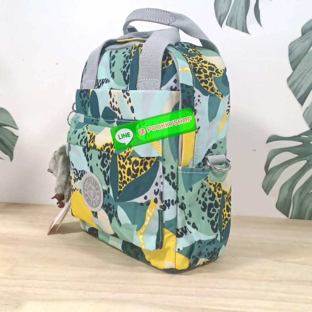 KIPLING 3 WAYS MINI BACKPACK ซับในลายตาราง กระเป๋าสะพาย 3 Ways รุ่นใหม่ วัสดุ Nylon & Polyester 100% หูหิ้วหนังปั๊มชื่อแบรนด์ สายสะพายยาวเลื่อนปรับได้ free size และ สามารถถอดได้ สามารถถือหรือสะพายได้ จะสะพายไหล่ สะพายเฉียง Crossbody หรือจะคล้องสายเป็นเป้ส