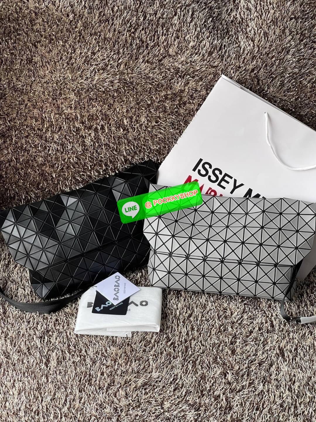 💕Baobao Issey Miyake Prism Sac ชาวมินิมอลทั้งชายและหญิงต้องถูกใจรุ่นนี้ เพราะ Prism Sac เป็นกระเป๋าแบบ unisex ที่มาพร้อมกับความเรียบง่ายของวัสดุเนื้อแมตต์ แต่ให้ลุคสไตล์เท่แบบคูลๆ โดดเด่นด้วยดีไซน์ที่ออกแบบมาให้ใช้งานที่ง่าย ตอบโจทย์ทุกสถานการณ์ฝา