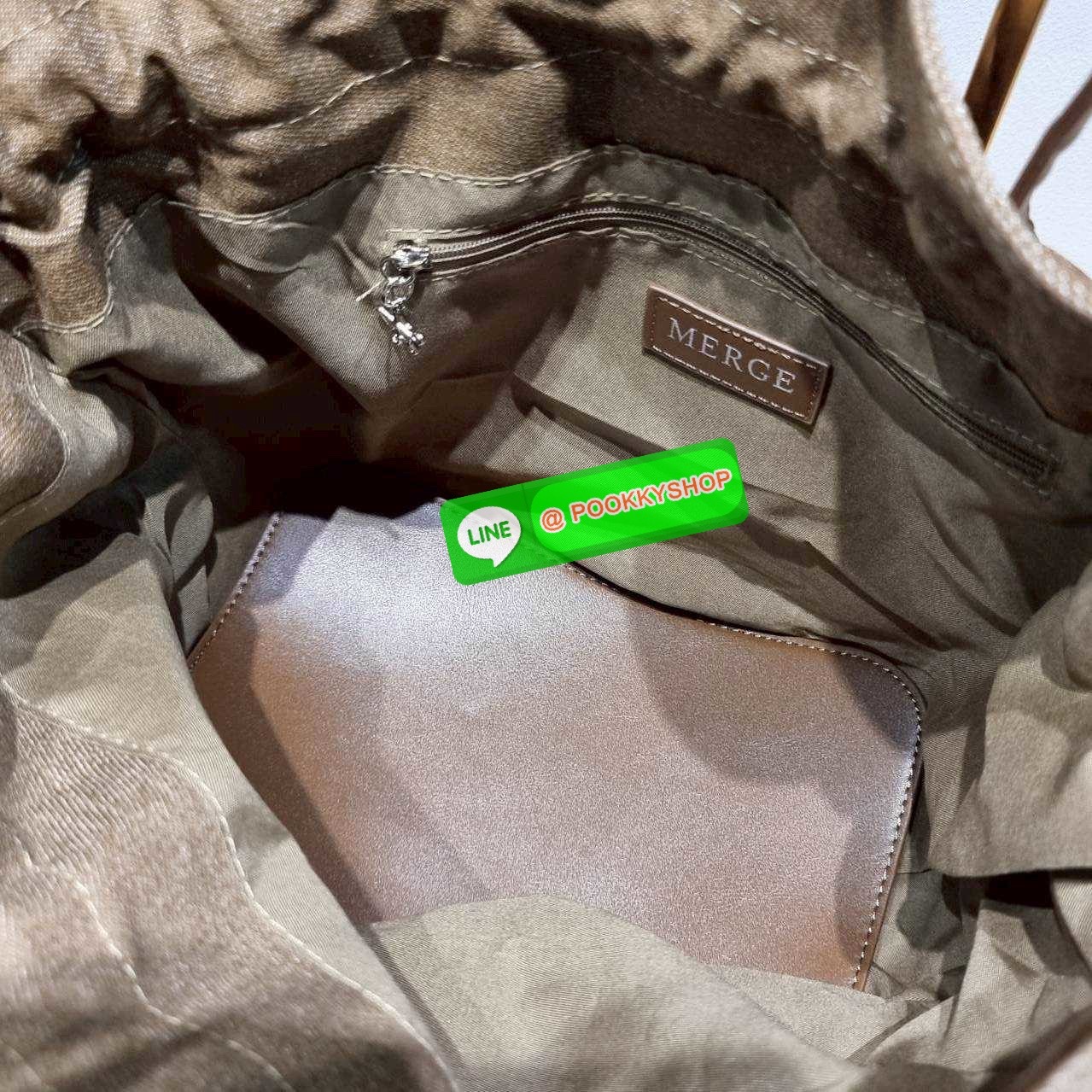 Merge a day bag (medium) 🔆 Details จะกี่รุ่นก็แรงไม่ไหว! กับกระเป๋าสะพายทรงสวย รุ่นผ้ากำมะหยี่ โทนสีน้ำตาลที่กำลังอินมากสำหรับปีนี้ รูปทรงยืดหยุ่น สามารถปรับปีกกระเป๋าเก็บทรงได้ สายสะพายคล้องไหล่ในตัว ภายในมีกระเป๋าผ้าซ้อนให้ ถอดออกได้ (มีอะไหล่เก