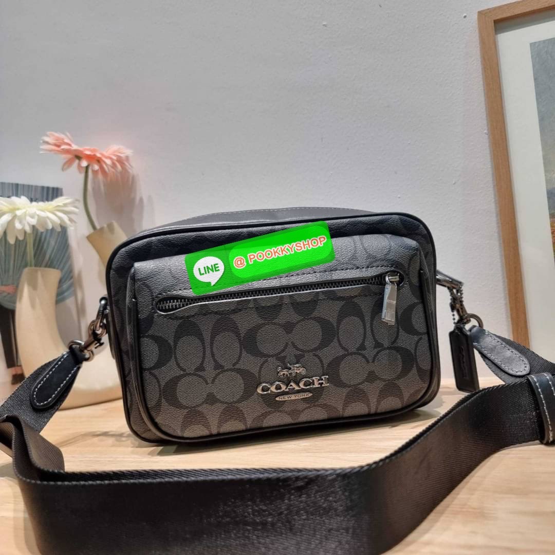 🔆 Model COACH CJ510 ELIAS CROSSBODY IN SIGNATURE CANVAS 🔆 Details ใหม่ล่าสุด กับไอเท็มสุดชิค กระเป๋าครอสบอดี้ทรงคลาสสิค ดีไซน์รูปแบบใหม่ ใช้งานง่ายและสะดวก ด้านหน้ามีช่องซิป ด้านหลังมีช่องแยกให้ เปิด-ปิดด้วยซิป ภายในเป็นช่องโล่ง มีช่องซิปแ